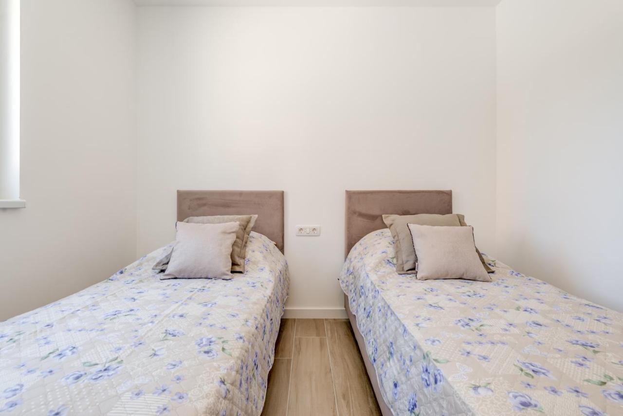 Апартаменты New, Private Heated Swimming Pool, Free Parking, Trogir Centar Экстерьер фото